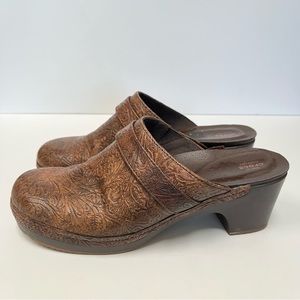 Crocs Sarah Tooled Clogs Brown Leather Comfort Shoes Mules Sz 10